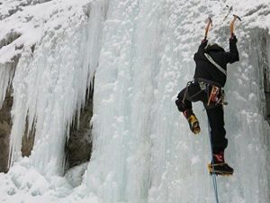 Türkiye'nin en uzun donmuş şelalesine tırmandılar