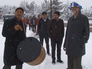 Erzurum'da kar yağışını davul çalarak kutladılar