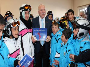 Büyükşehir'in kayakçıları sertifikalarını aldı