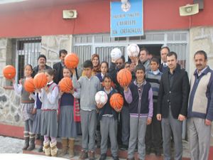 Büyükşehir Belediyesi'nden okullara spor malzemesi yardımı