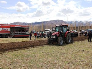 Narman'da Türk traktörleri tarla tatbikatı düzenlendi
