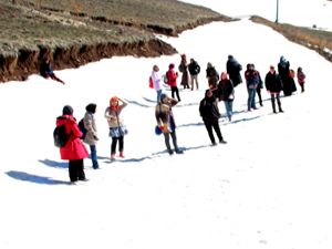 Malezyalı öğrencilerin Palandöken'de kar keyfi