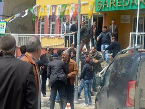 AK Parti milletvekili adayı Fırat'a sopalı saldırı