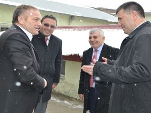 MHP adayları Çimen ve Hızarcı, kar altında esnafı ziyaret etti