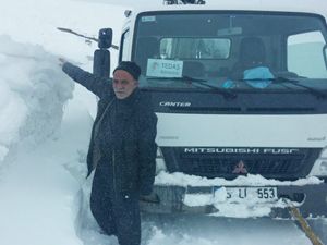 Erzurum'da kar adam boyunu geçti