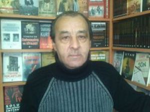 Yazar Ali Kuzu Erzurum'da kitaplarını imzalıyor