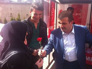 MHP İl Başkanı Anatepe, Anneler Günü'nde karanfil dağıttı