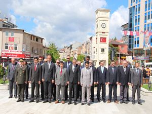 Oltu'da spor bayramı öncesi Atatürk Anıtına çelenk sunumu yapıldı