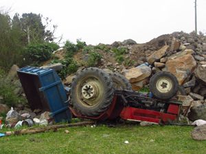 Traktör şarampole uçtu: 1 ölü, 1 yaralı