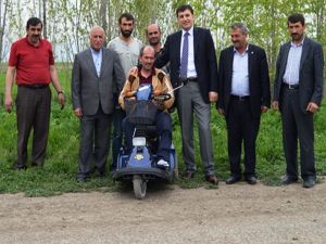 Kaymakam Öz'den engelli vatandaşa akülü araba