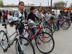 Erzurum'da 185 öğrenciye bisiklet dağıtıldı