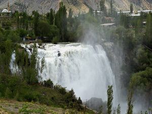 Tortum şelalesi, yerli ve yabancı turistlerin akınına uğruyor 