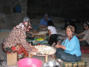 Erzurumlu kadınlardan Ramazan'da erişte börek hazırlığı