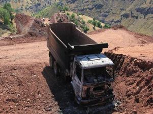 PKK Erzurum'da 8 adet iş makinesini yaktı