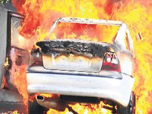 Erzurum'da bir otomobil yanarak kül oldu