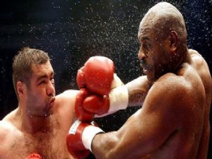 Şampiyon boksör Sinan Şamil Sam yaşam savaşı veriyor