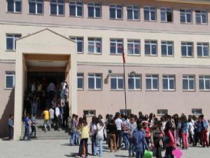 Flaş... Başbakan acıkladı: Okulların açılış tarihi ertelendi