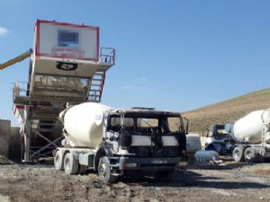 PKK, Erzurum'da şantiye bastı  17 iş makinesini yaktı