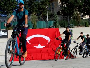 Erzurumlu genç bisikletçiler şehitler için pedal çevirdiler