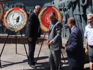 CHP Erzurum İl Başkanlığı Atatürk anıtına çelenk sundu