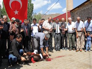 Köylüleri İçişleri Bakanı Altınok için kurban kesti dua etti