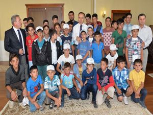 Karayazılı çocuklar Vali Altıparmak'ı ziyaret etti