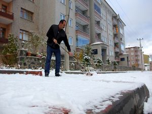 Erzurum şehir merkezine yılın ilk karı yağdı
