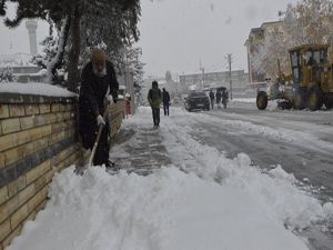 Palandöken Belediyesi mevsimin ilk karını temizlemeye başladı
