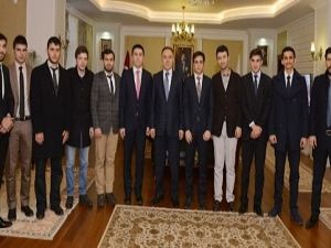 Erzurum Gençlik Meclisi Vali Altıparmak'ı ziyaret etti