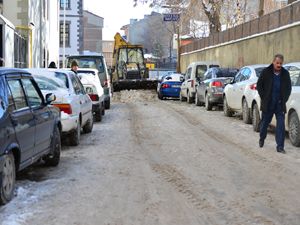 Yakutiye Belediyesi'nin kar temizliğine araçlar engel oluyor