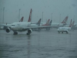 Erzurum'da kar ve tipi hava ulaşımını engelledi