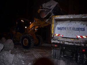 Yakutiye Belediyesi'nin karla mücadelede gece mesaisi