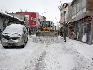 Pasinler Belediyesi karla mücadele ediyor