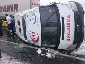 Pasinler'de ambulans kaza yaptı: 3 yaralı