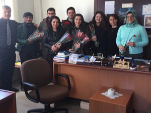 Erzurum Karadeniz Öğrenci Birliği karanfil dağıttı