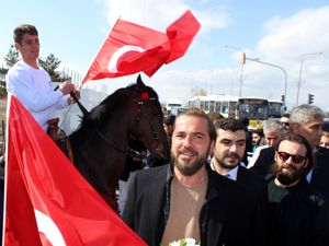 Diriliş Ertuğrul ekibine Erzurum'da sevgi seli