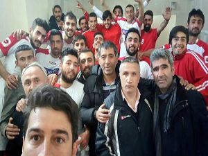 Pasinler Belediyespor'un şampiyonluk selfiesi