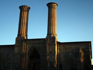 Erzurum'da 8 asırlık Çifte Minareler'e 'Paralel Boru' döşediler
