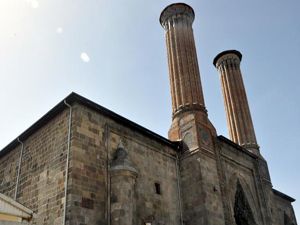 Vakıflar'dan Çifte Minareli Medrese'ye döşenen borularla ilgili açıklama