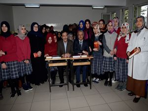 Başkan Bulutlar 1400 öğrenciye 'Safahat' hediye etti