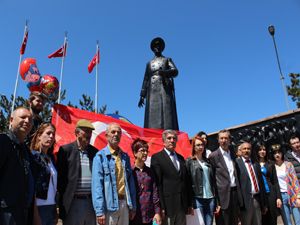 Erzurum CHP İl Başkanlığından Atatürk anıtına çelenk