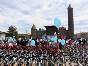 Erzurum'da öğrencilere 947 adet bisiklet dağıtıldı