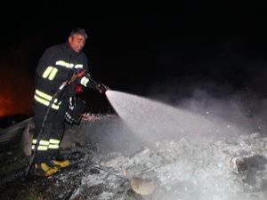 Oltu'da 4 çocuklu kadının evi, ahırı ve samanlığı yandı