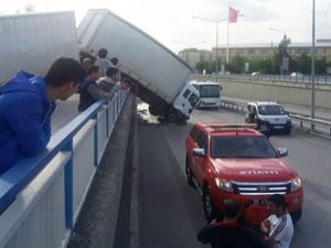 Erzurum'da freni boşalan TIR 4 otomobili biçti