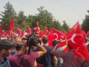 Midyat'ta halk Türk bayraklarıyla sokağa döküldü