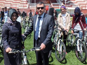 Pasinler'de 101 öğrenciye bisiklet dağıtıldı
