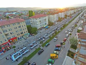 Milli Egemenlik Caddesinde iftar sofrası