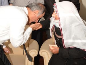 İçişleri Bakanı Ala, şehit annesinin elini öptü