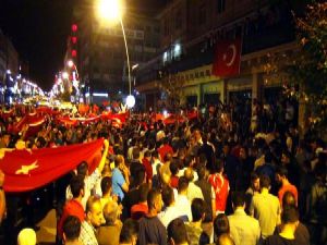 Erzurum geceyi demokrasi nöbetinde geçirdi..
