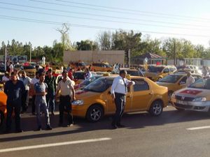 Erzurum'da taksilerin demokrasi konvoyu